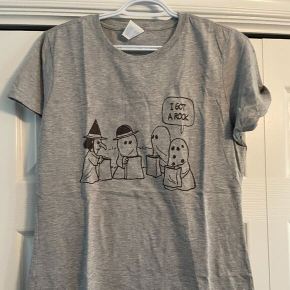 Peanuts T-Shirt - “I Got A Rock”  Halloween Scene - Women's size M - Brand New - Picture 4 of 13